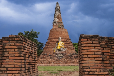 The Historical Parlk of Wat Lokaya Sutha Temple at Ayutthaya was the old capital of Thailandの写真素材