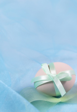Easter egg with bow の写真素材