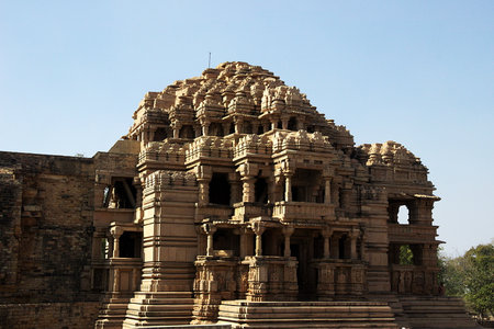 Frontal view of architectural marvel Saas-Bahu Temple at Gwalior in Madhya Pradesh, India, Asiaのeditorial素材