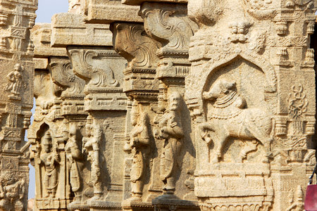 Stone pillar carvings at Veerabhadreswara Temple in Lepakshi, Andhra Pradesh, India. Asiaのeditorial素材