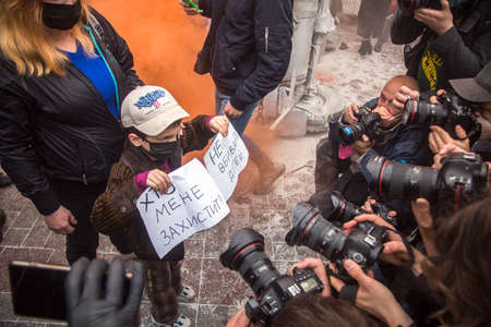 KYIV, UKRAINE - June 05 2020: A small boy holding the poster Who will protect me? Do not kill children" on a protest over police violence during the COVID-19 pandemicのeditorial素材