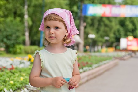 A little girl looked away, smiling, close-upの写真素材