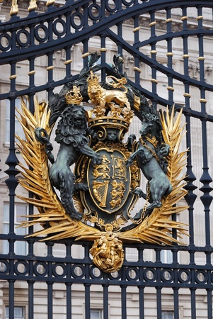 london buchingham palace gate with gold crestのeditorial素材