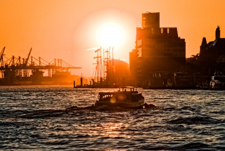 Sunset on Hamburg   Here is the second biggest harbor of Europe which shows its beauty at the end of the dayの写真素材