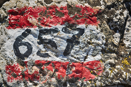 sign of the mountain path drawn on the rock