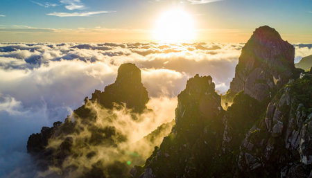 Sunrise over the clouds at the peak of Huangshan, Chinaの素材