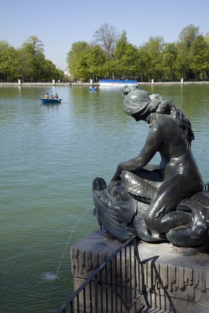 Statue at the lakeside, Parque Del Retiro, Madrid, Spainの写真素材