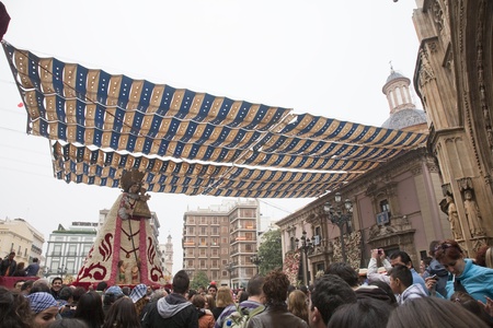 Valencia, 19th of March, 2010. Tourists nearby the flower cloak of virgin of desamparados, Valencia, during the Festival of Saint Joseph.のeditorial素材