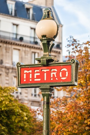 Red Paris metro subway entry signのeditorial素材