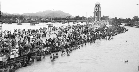 Pilgrims are taking a holy bath in holy river Ganga  at Haridwarのeditorial素材