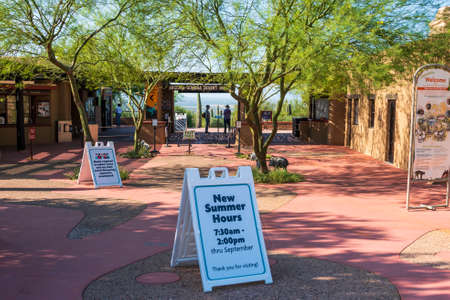 New summer hours signboard in front of Arizona-Sonora Desert Museumのeditorial素材