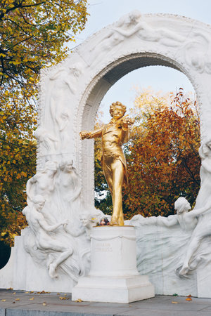 Public Johann Strauss Monument in Vienna Stadtpark during Autumnの写真素材