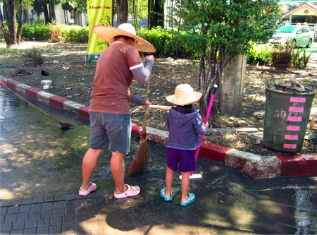 LAMLUKKA (PATHUMTHANI), THAILAND  CIRCA NOVEMBER 2011  An unidentified woman and a little girl clean a road after the flood circa November 2011 in Lamlukka.のeditorial素材