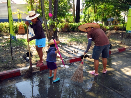 LAMLUKKA (PATHUMTHANI), THAILAND  CIRCA NOVEMBER 2011  Two unidentified women and a little girl clean a road after the flood circa November 2011 in Lamlukka.のeditorial素材