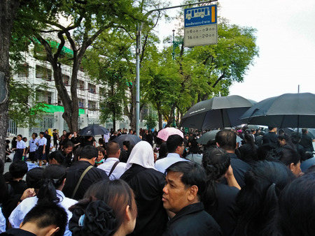 Unidentified mourners standing in a long line under the sun outside the Grand Palace in Bangkok (Thailand)  to pay respect to HM the King Rama IX on 09/09/2017のeditorial素材