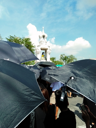 Unidentified mourners standing in a long line under the sun outside the Grand Palace in Bangkok (Thailand)  to pay respect to HM the King Rama IX on 09/09/2017のeditorial素材