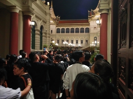 Unidentified mourners standing in a long at the Grand Palace in Bangkok (Thailand)  to pay respect to HM the King Rama IX on 09/09/2017のeditorial素材
