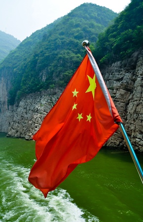 chinese flag flying from a boat on the yangtze river in chinaの写真素材