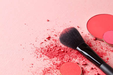 Crushed face powder and make-up brush