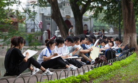 Hanoi, Vietnam - Nov 10, 2015: Asian fine art students practicing to draw at a green park on the bank of Hoan Kiem (Sword) lake in Hanoi capital, Vietnam.のeditorial素材
