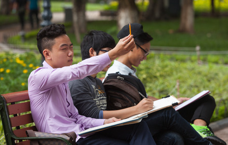 Hanoi, Vietnam - Nov 10, 2015: Asian fine art students practicing to draw at a green park on the bank of Hoan Kiem (Sword) lake in Hanoi capital, Vietnam.のeditorial素材
