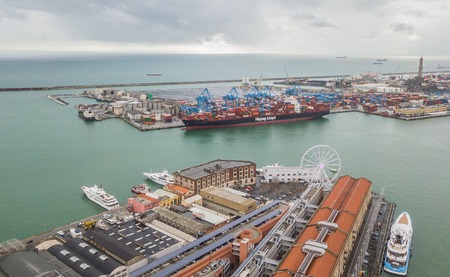 Cargo ship in the portのeditorial素材