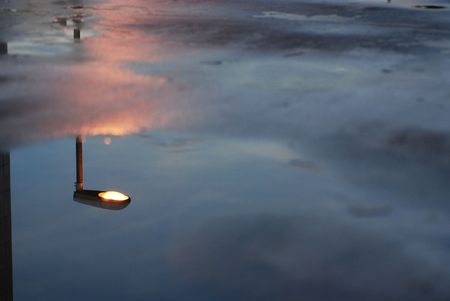 street lamp reflection の写真素材