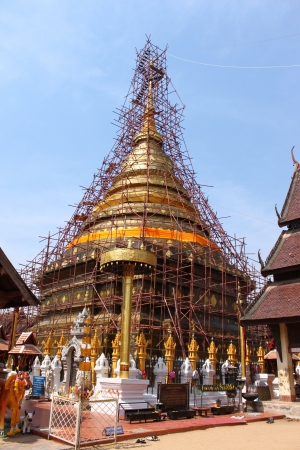 Recondition Gold Statues at The Phra That Lampang Luang, Thailandの写真素材