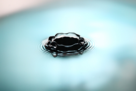 Closeup Pictures Water drops a beautiful Crown shape on blue and white Background.の写真素材