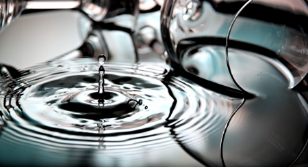 Closeup Pictures Red Background of Water drops a beautiful shape in Basin.の写真素材
