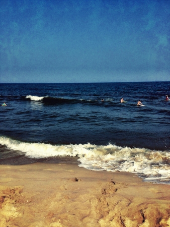 waves at a beachの素材
