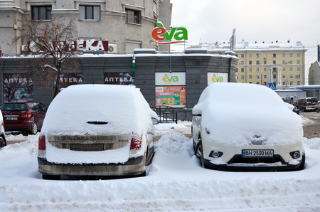 KHARKOV, UKRAINE - DECEMBER 4, 2016: A parked car under a thick layer of snow. Consequences of a strong and unexpected snowfall in Ukraineのeditorial素材