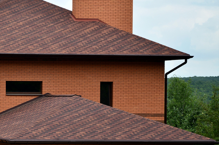 The house is equipped with high-quality roofing of shingles (bitumen tiles). A good example of perfect roofing. The roof is reliably protected from adverse weather conditionsのeditorial素材