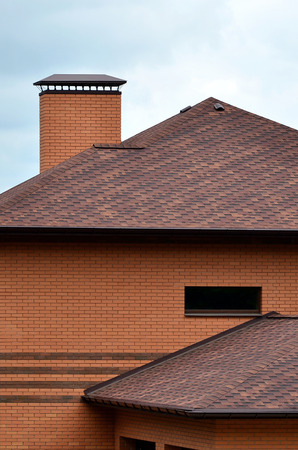 The house is equipped with high-quality roofing of shingles (bitumen tiles). A good example of perfect roofing. The roof is reliably protected from adverse weather conditionsのeditorial素材