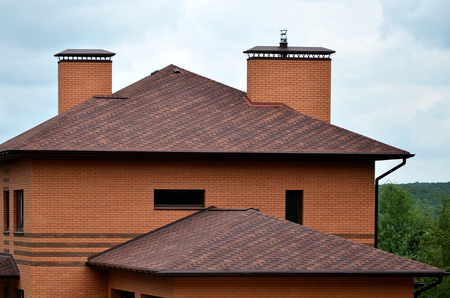The house is equipped with high-quality roofing of shingles (bitumen tiles). A good example of perfect roofing. The roof is reliably protected from adverse weather conditionsのeditorial素材