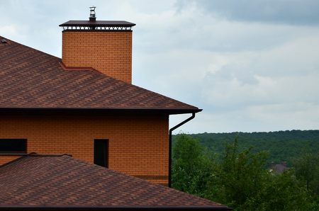 The house is equipped with high-quality roofing of shingles (bitumen tiles). A good example of perfect roofing. The roof is reliably protected from adverse weather conditionsのeditorial素材