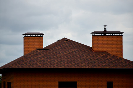 The house is equipped with high-quality roofing of shingles (bitumen tiles). A good example of perfect roofing. The roof is reliably protected from adverse weather conditionsのeditorial素材