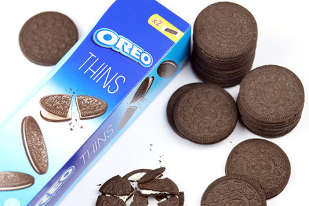 KHARKIV, UKRAINE - FEBRUARY 14, 2021: Oreo thins crispy cookies pack. The brand Oreo is owned by american company Mondelez internationalのeditorial素材