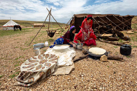 Nomadic woman from Qashqai nomads makes bread, near Shiraz, Iran.のeditorial素材