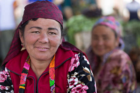 Uzbek woman in Siab Bazaar looks at me, in Samarkand, Uzbekistan.のeditorial素材