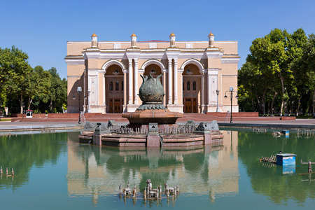 Navoi Theatre with its reflection in the fountain, Tashkent, Uzbekistan.のeditorial素材