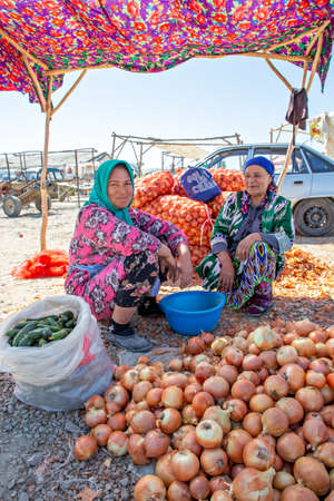 Local women selling onions in the market in the city of Navoiy, Uzbekistanのeditorial素材