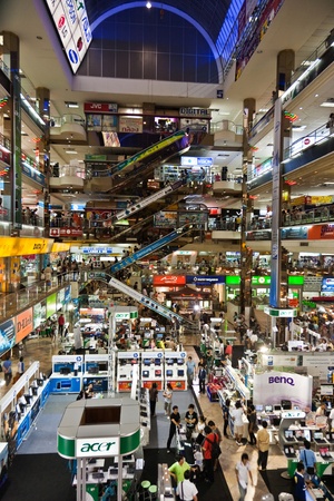 BANGKOK, THAILAND - MAY 12: people inside the Pantip Plaza, the bigges electronic and software shopping complex in Thailand to get some bargain on May 12, 2009 in Bangkok, Thailand.のeditorial素材