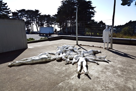 SAN FRANZISCO, USA - JULY 23: sun at the impressive holocaust memorial by mark di Suvero near the the Palace of the Legion of Honor on  July, 23, 2008のeditorial素材