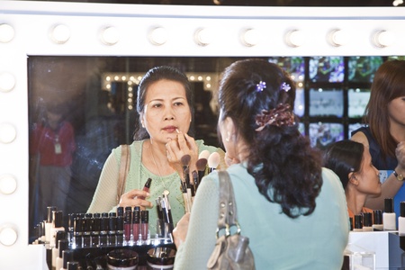 BANGKOK, THAILAND - May 11: cosmetic company AMWAY sponsores a makeup course with its products in the central world center and assists woman in using products , May 11, 2009 in Bangkok, Thailandのeditorial素材