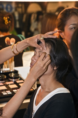 BANGKOK, THAILAND - May 11: cosmetic company AMWAY sponsores a makeup course with its products in the central world center and assists woman in using products , May 11, 2009 in Bangkok, Thailandのeditorial素材