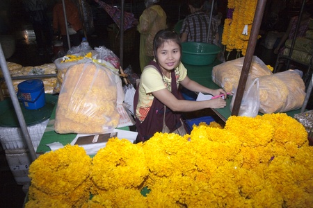 BANGKOK, THAILAND - May 12: women are selling fresh flowers at the morning market "Pak Khlong Thalat" in Chinatown,  May 12, 2009 in Bangkok, Thailandのeditorial素材