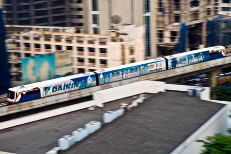 BANGKOK - JANUARY 08: Sky Train in motion between station NANA and ASHOKA along Sukhumvit Line  on January 08, 2008 in Bangkok,のeditorial素材