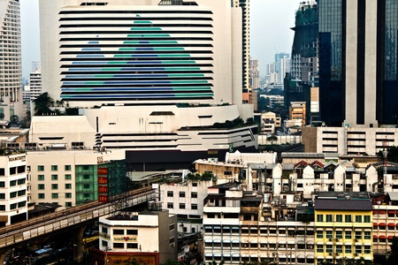 BANGKOK - JANUARY 08: Sky Train in motion between station NANA and ASHOKA along Sukhumvit Line  on January 08, 2008 in Bangkok,のeditorial素材