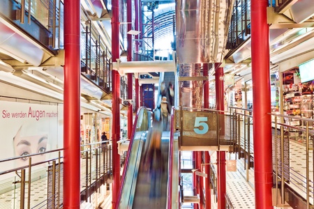 FRANKFURT, GERMANY - SEPTEMBER 10: view to the modern shopping center Zeilgalerie in Frankfurt build by  Juergen Schneider who went bankrupt with this project  on September 10,2009 Frankfurt,Germanyのeditorial素材